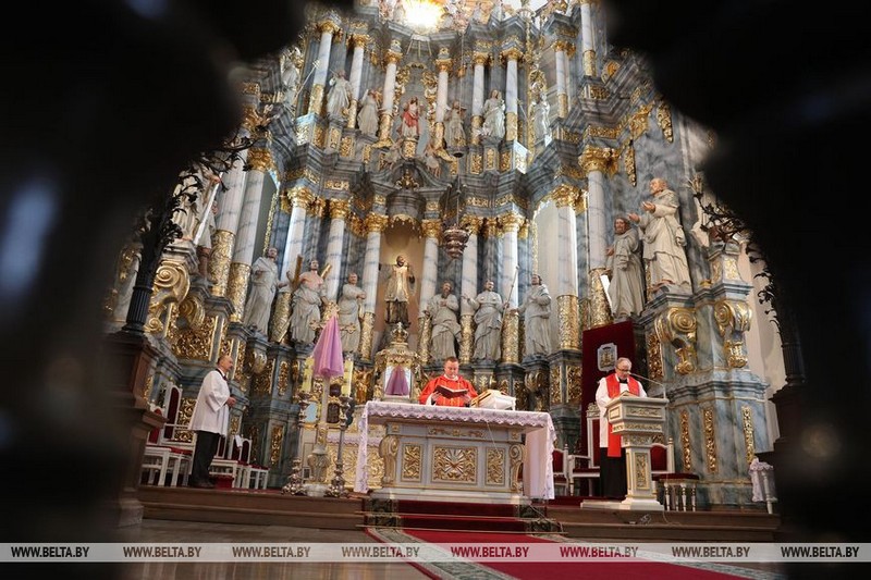Вербница во время пандемии. Гродненские католики пришли на праздничное богослужение в Фарный костёл Вербница во время пандемии. Гродненские католики пришли на праздничное богослужение в Фарный костёл