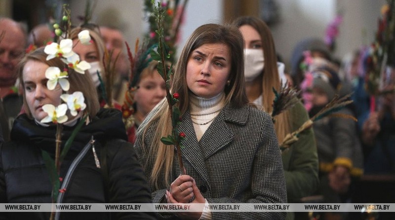 Вербница во время пандемии. Гродненские католики пришли на праздничное богослужение в Фарный костёл Вербница во время пандемии. Гродненские католики пришли на праздничное богослужение в Фарный костёл