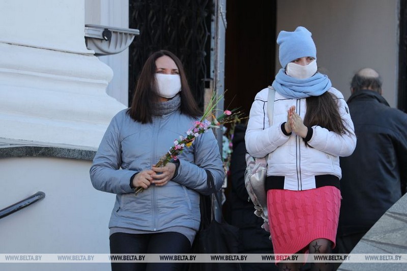 Вербница во время пандемии. Гродненские католики пришли на праздничное богослужение в Фарный костёл Вербница во время пандемии. Гродненские католики пришли на праздничное богослужение в Фарный костёл