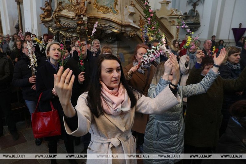 Вербница во время пандемии. Гродненские католики пришли на праздничное богослужение в Фарный костёл Вербница во время пандемии. Гродненские католики пришли на праздничное богослужение в Фарный костёл