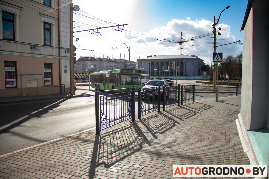 Возле Фарного костела поставили забор. Зачем?