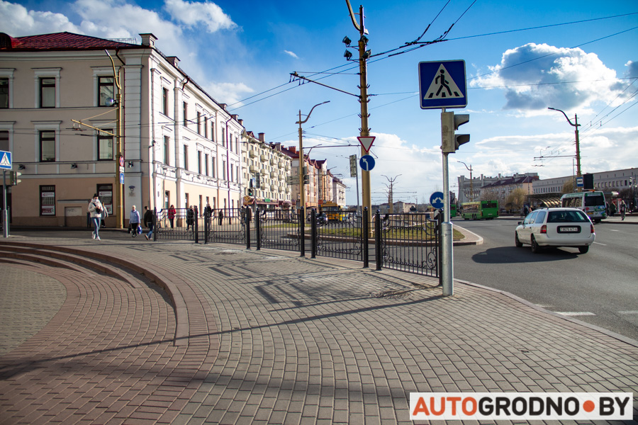 Возле Фарного костела поставили забор. Зачем?