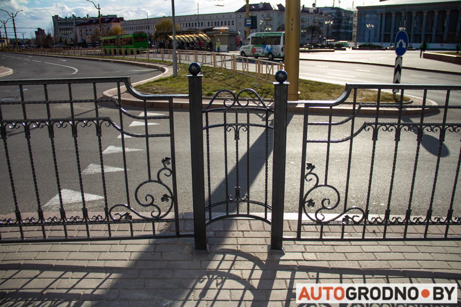 Возле Фарного костела поставили забор. Зачем?