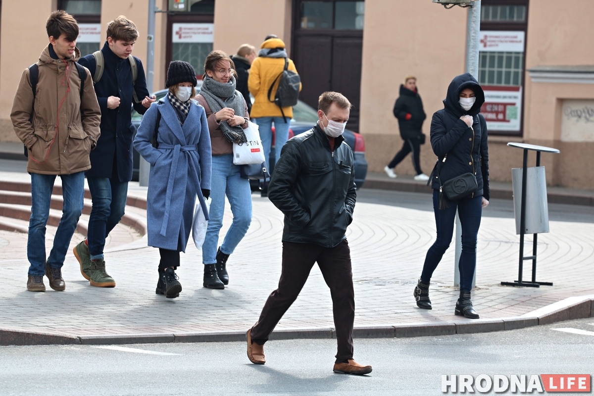 ФОТО: На улицах Гродно появилось много людей в масках ФОТО: На улицах Гродно появилось много людей в масках