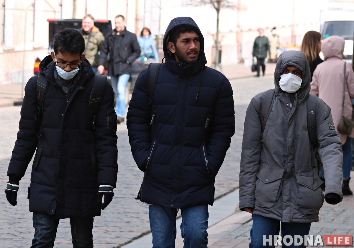 ФОТО: На улицах Гродно появилось много людей в масках ФОТО: На улицах Гродно появилось много людей в масках