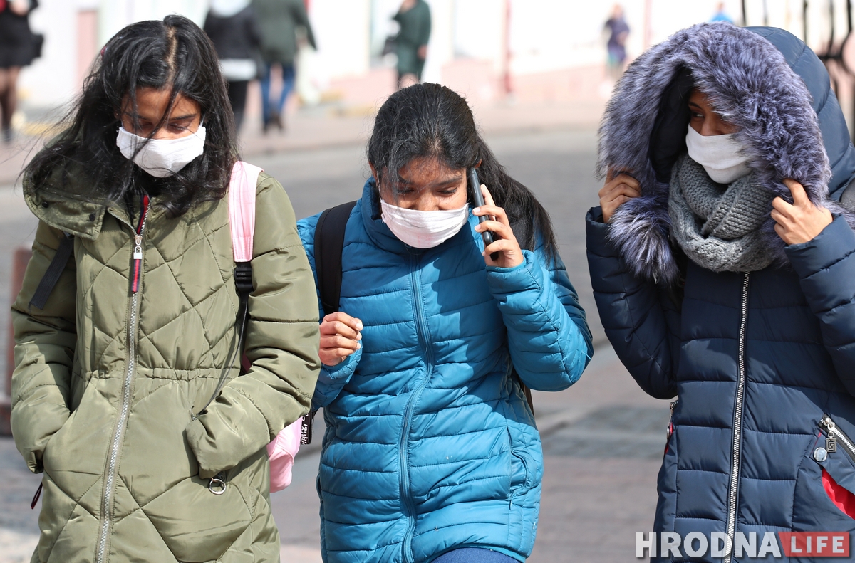 ФОТО: На улицах Гродно появилось много людей в масках ФОТО: На улицах Гродно появилось много людей в масках