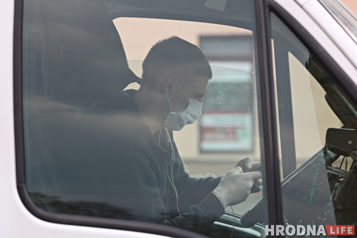 ФОТО: На улицах Гродно появилось много людей в масках ФОТО: На улицах Гродно появилось много людей в масках