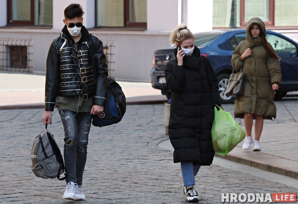 ФОТО: На улицах Гродно появилось много людей в масках ФОТО: На улицах Гродно появилось много людей в масках