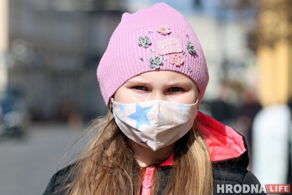Антивирусная мода: какие маски носят гродненцы