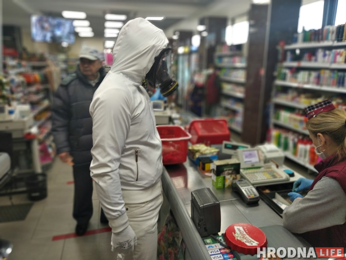 «Я даўно быў гатовы». Чаму гродзенец ходзіць па горадзе ў процівагазе