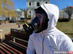 «Я давно был готов». Почему гродненец ходит по городу в противогазе «Я давно был готов». Почему гродненец ходит по городу в противогазе