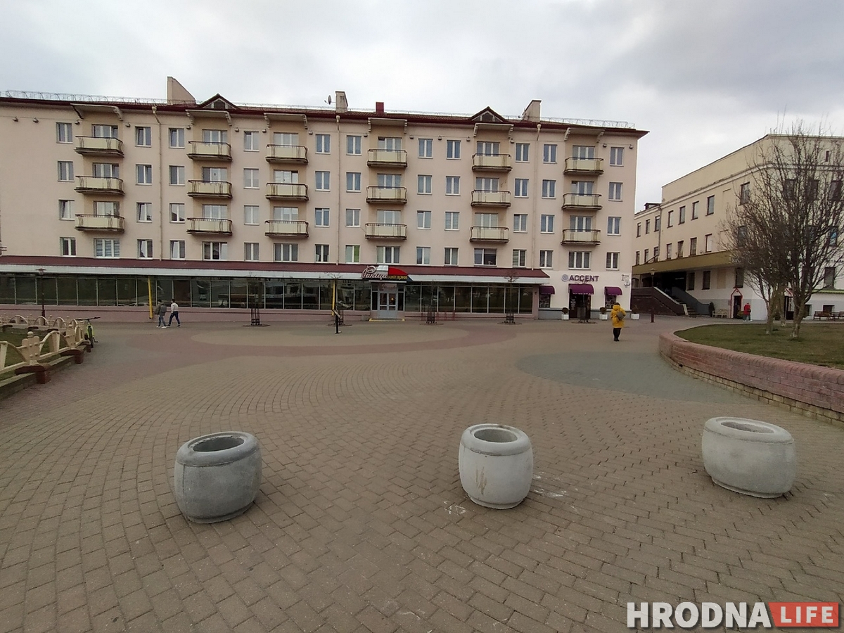 Фотофакт: Мостовую загородили от нарушителей парковки