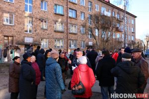 «Какой коронавирус? У нас ремонт не доделали!» Жители Гагарина вышли на улицу с претензиями