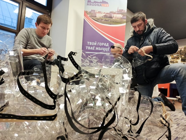 "Урачы на перадавой, нам трэба іх абараніць". Як гродзенцы робяць для медыкаў ахоўныя экраны