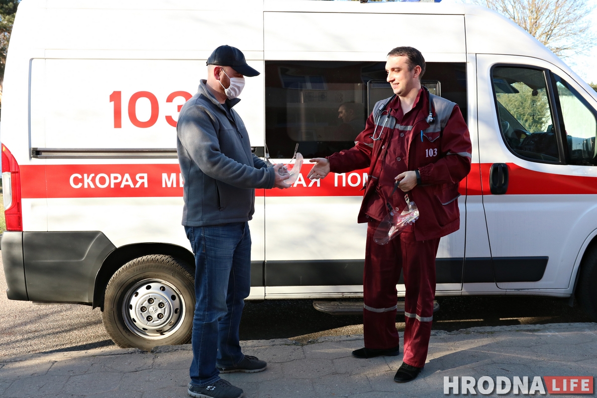 "Врачи на передовой, нам нужно их защитить". Как гродненцы делают для медиков защитные экраны "Врачи на передовой, нам нужно их защитить". Как гродненцы делают для медиков защитные экраны
