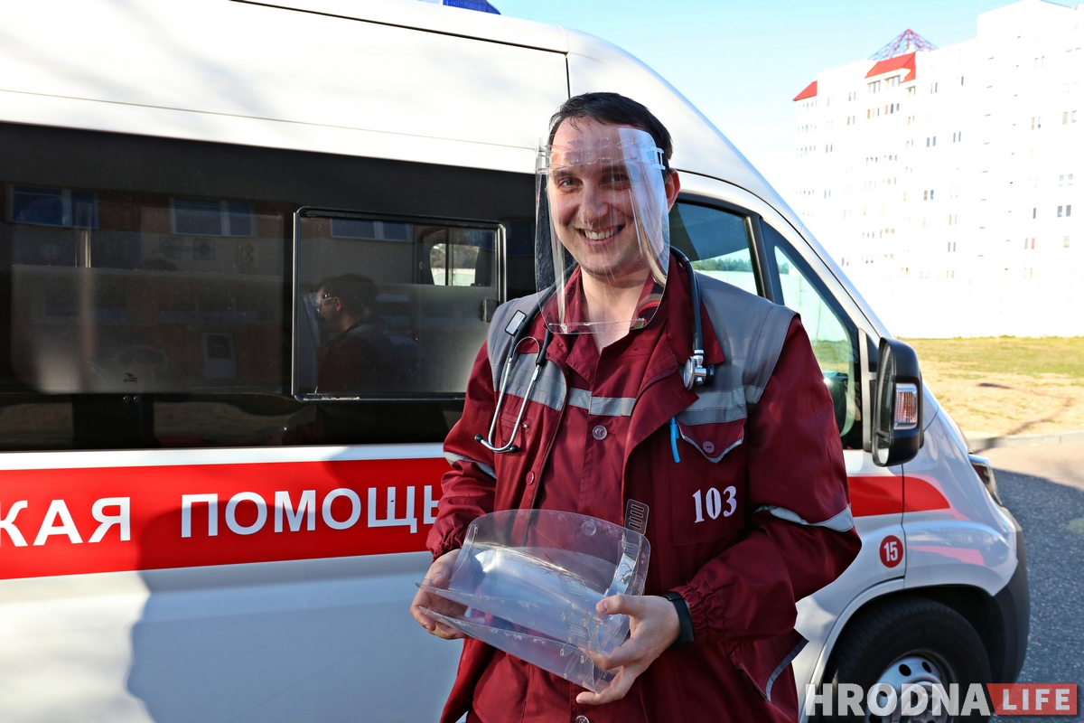 "Врачи на передовой, нам нужно их защитить". Как гродненцы делают для медиков защитные экраны "Врачи на передовой, нам нужно их защитить". Как гродненцы делают для медиков защитные экраны