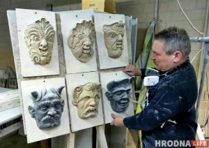 Скульптор показал новые маскароны, которые скоро появятся на Старом замке
