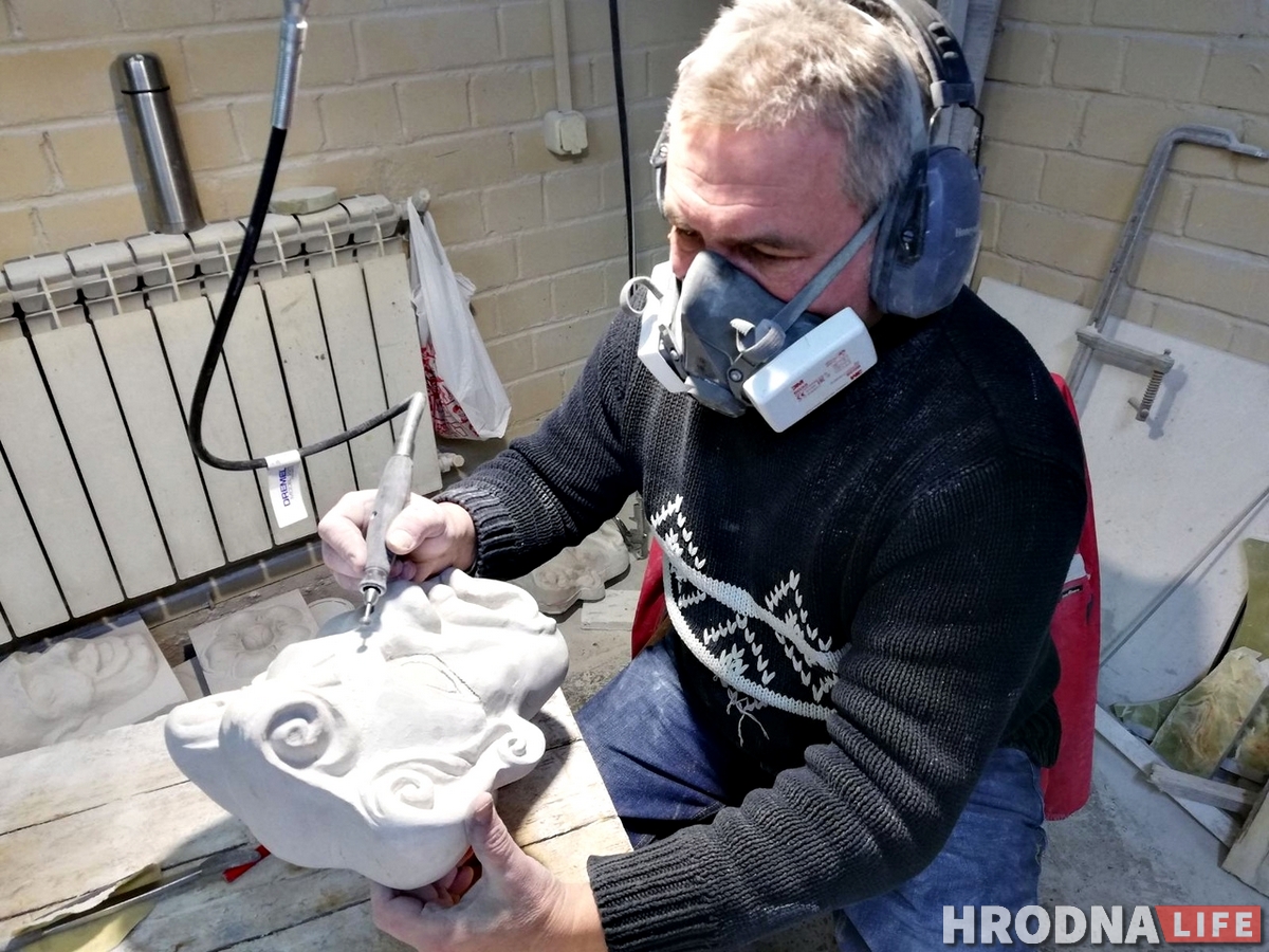 Скульптор показал новые маскароны, которые скоро появятся на Старом замке