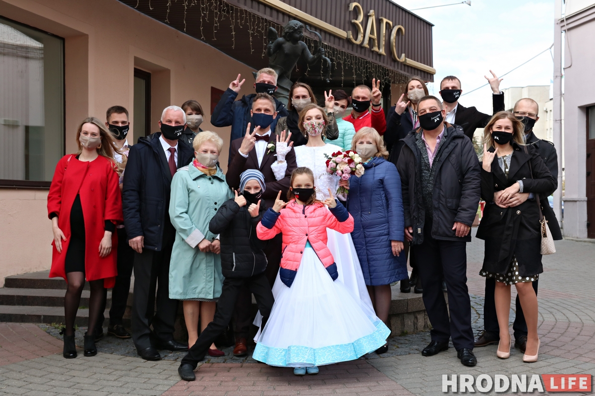 Свадьба во время коронавируса: в Гродно молодожены и гости пришли в ЗАГС в масках