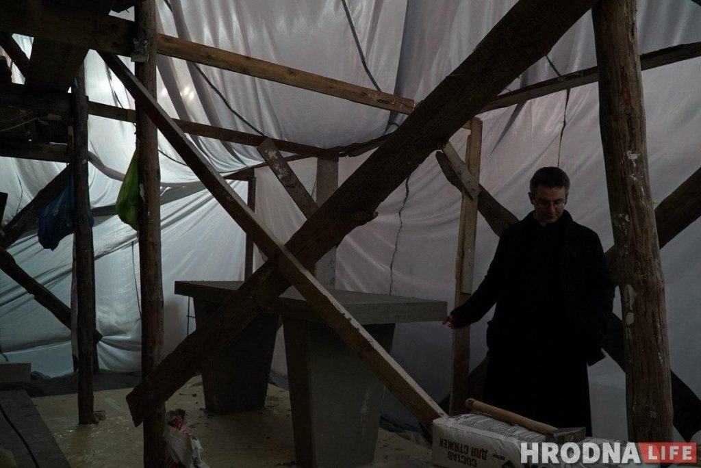 З нуля па старых фатаграфіях: у Гродне аднаўляюць алтар XVII стагоддзя