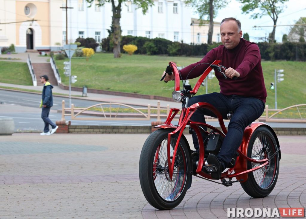 "Красная молния". Гродненец сам собрал электробайк за 6000 долларов