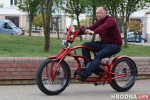 "Красная молния". Гродненец сам собрал электробайк за 6000 долларов