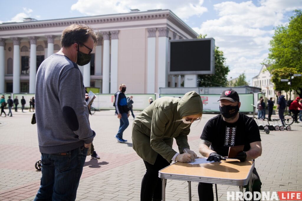 «Дапамажы Рыгоравічу». Алесь Таболич собрал в Гродно почти 200 подписей