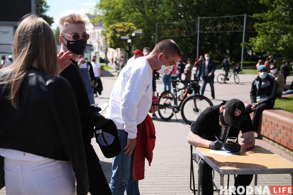 «Дапамажы Рыгоравічу». Алесь Таболич собрал в Гродно почти 200 подписей