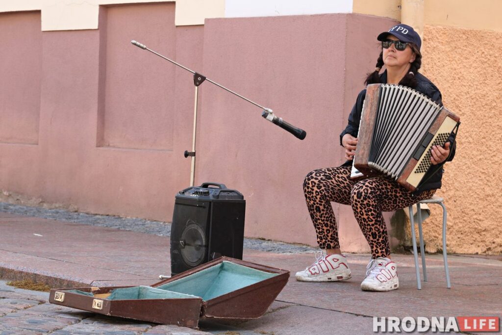 Кризис: аккордеонистка Лена с Советской пошла работать санитаркой