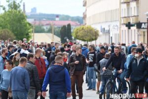 В Гродно сотни людей пришли на пикеты противников Лукашенко В Гродно сотни людей пришли на пикеты противников Лукашенко