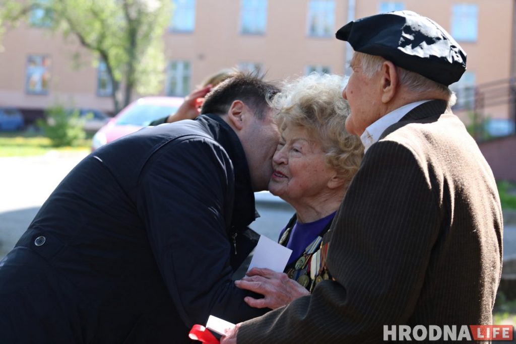 Без масак, але з аркестрам. У Гродне ветэранаў віншуюць з Днём Перамогі