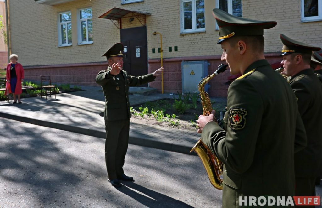 Без масак, але з аркестрам. У Гродне ветэранаў віншуюць з Днём Перамогі