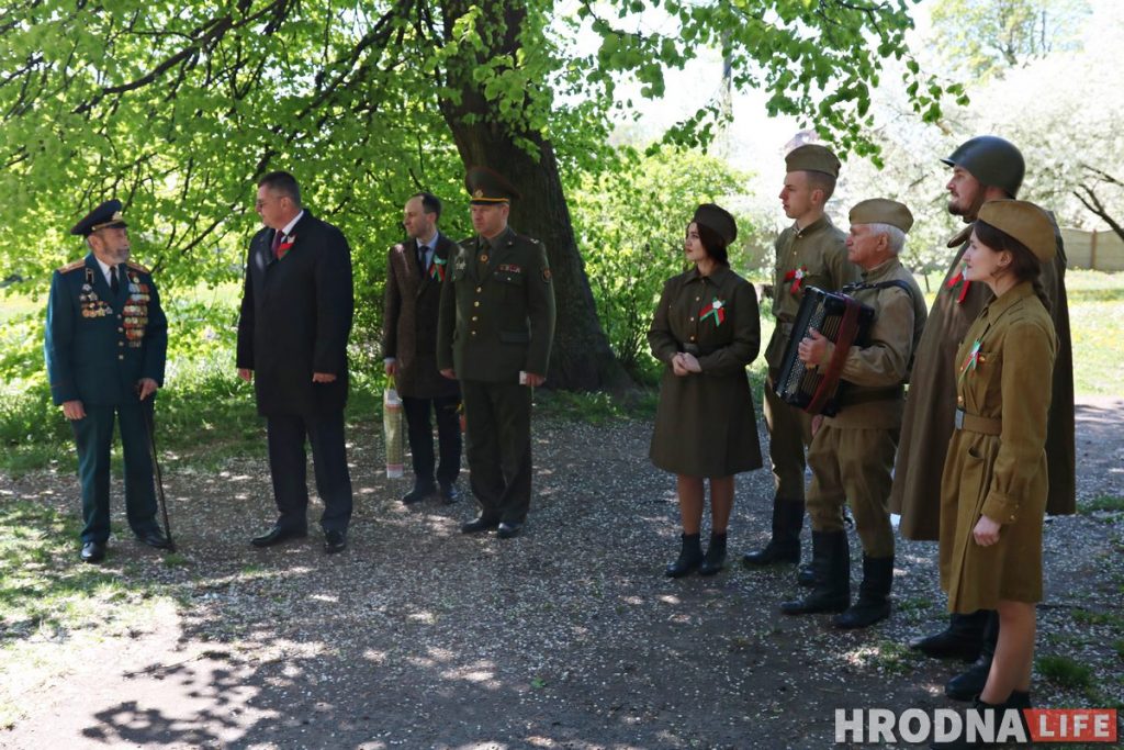 Без масак, але з аркестрам. У Гродне ветэранаў віншуюць з Днём Перамогі