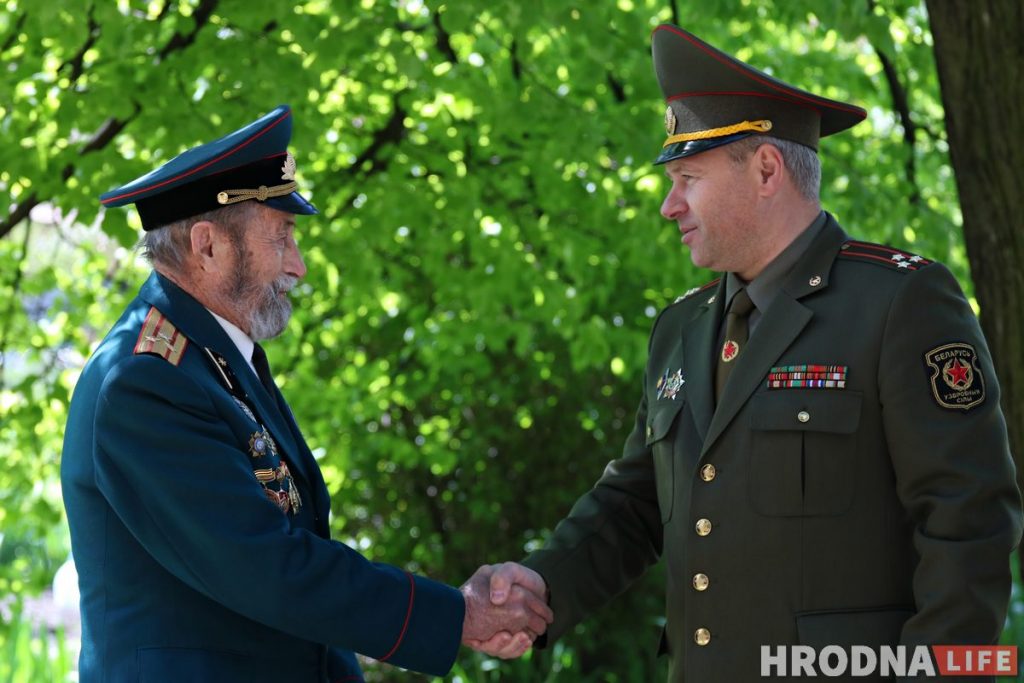 Без масак, але з аркестрам. У Гродне ветэранаў віншуюць з Днём Перамогі