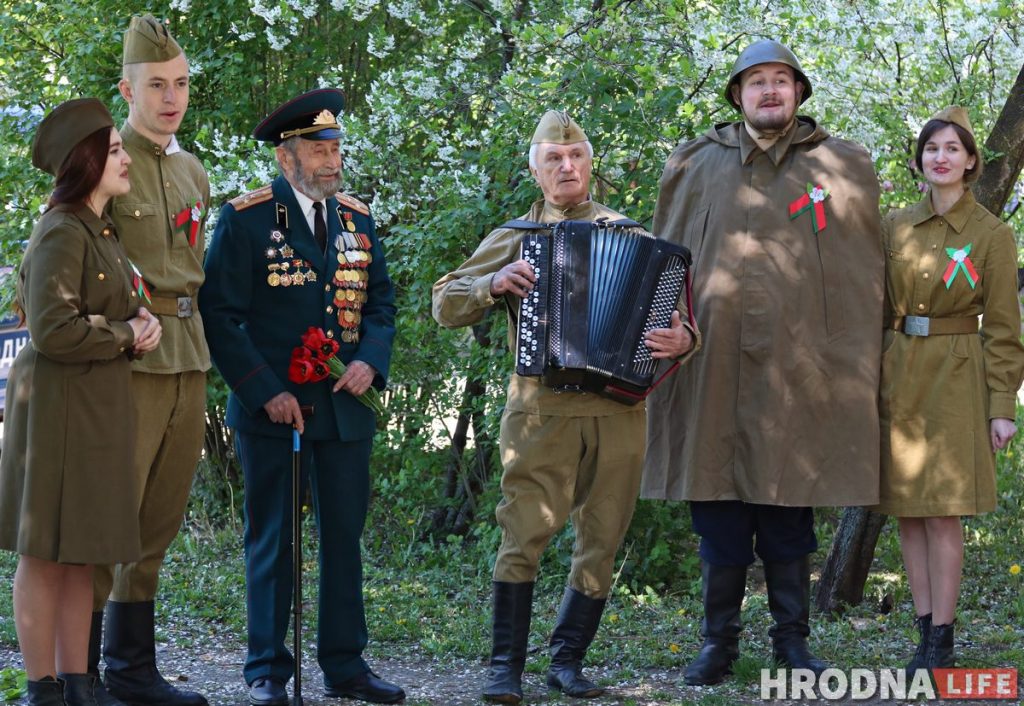 Без масак, але з аркестрам. У Гродне ветэранаў віншуюць з Днём Перамогі