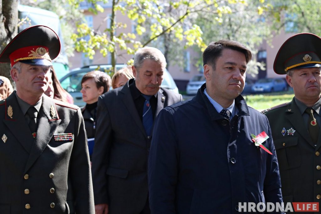 Без масак, але з аркестрам. У Гродне ветэранаў віншуюць з Днём Перамогі