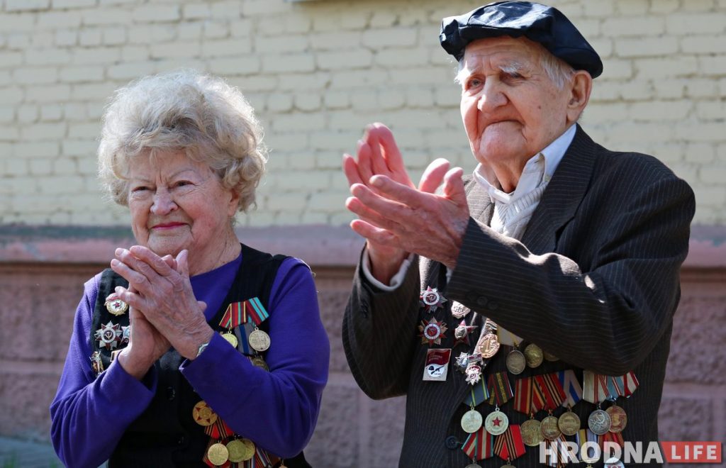 Без масак, але з аркестрам. У Гродне ветэранаў віншуюць з Днём Перамогі