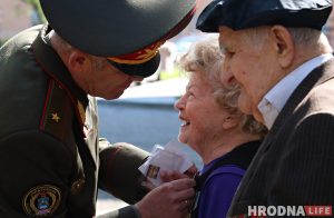 Без масок, но с оркестром и песнями. В Гродно ветеранов поздравляют с Днем Победы Без масок, но с оркестром и песнями. В Гродно ветеранов поздравляют с Днем Победы