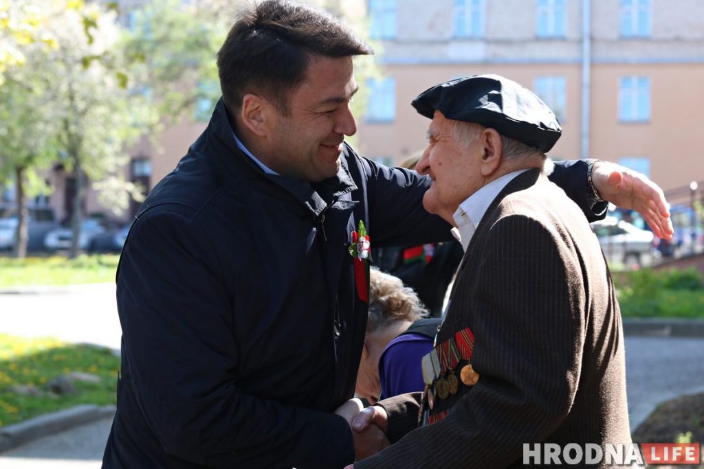 Без масак, але з аркестрам. У Гродне ветэранаў віншуюць з Днём Перамогі