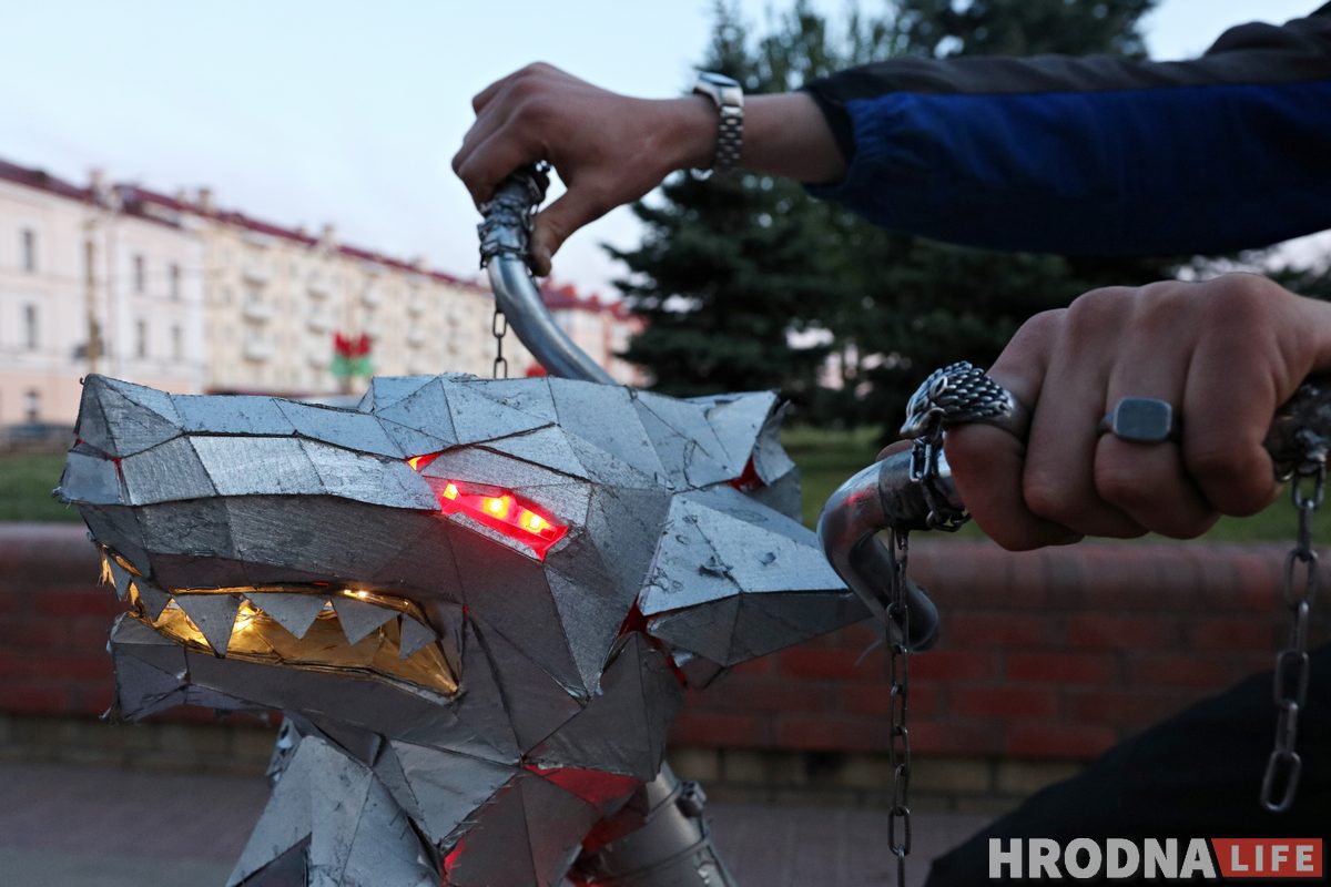 У "Ваўчку" мінімум укладанняў: гродзенец зрабіў круты ровар з кардона і святлодыёдаў