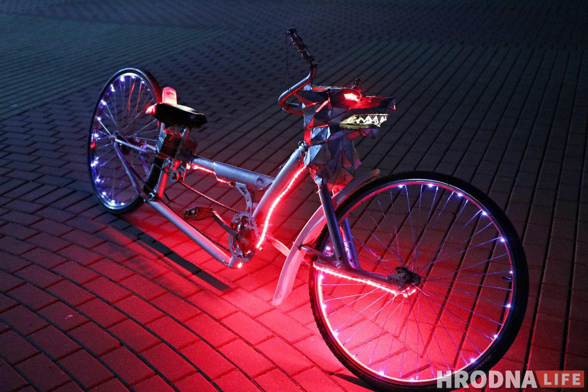 У "Ваўчку" мінімум укладанняў: гродзенец зрабіў круты ровар з кардона і святлодыёдаў