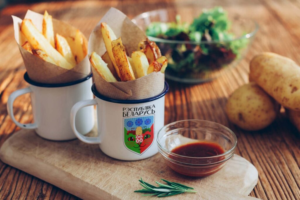 Студия Артемия Лебедева создала для Беларуси новый герб за 1300 евро - с котиком. Гродненские дизайнеры ответили "гербом России"