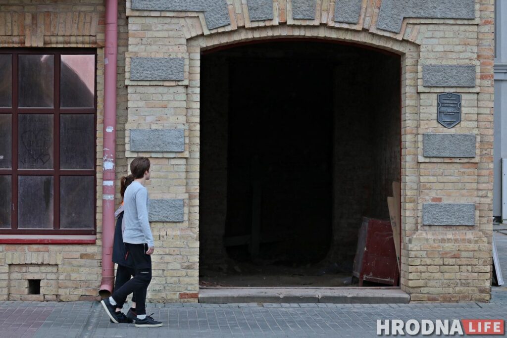 Башни на доме купца Муравьева покрасили в голубой цвет. Говорят, так надо