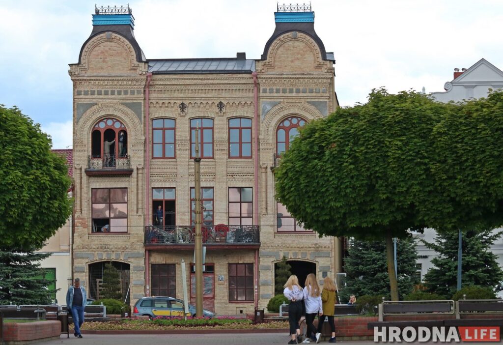 Башни на доме купца Муравьева покрасили в голубой цвет. Говорят, так надо