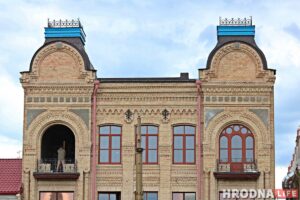 Башни на доме купца Муравьева покрасили в голубой цвет. Говорят, так надо Башни на доме купца Муравьева покрасили в голубой цвет. Говорят, так надо