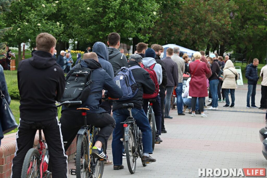 Гродненцы приходят подписаться за Тихановскую, несмотря на задержания