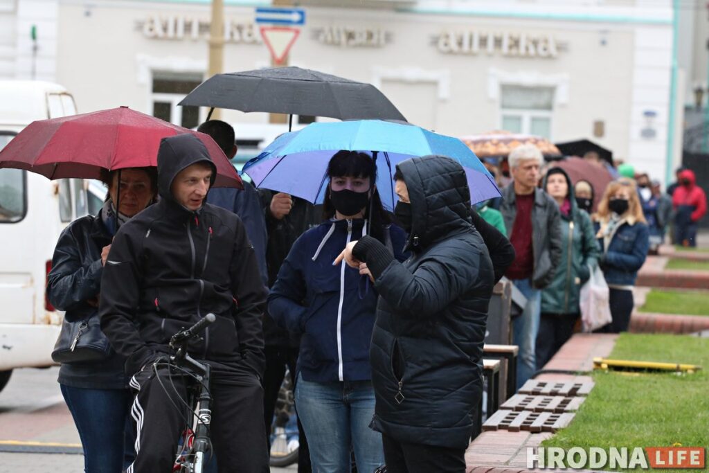 Гродненцы приходят подписаться за Тихановскую, несмотря на задержания