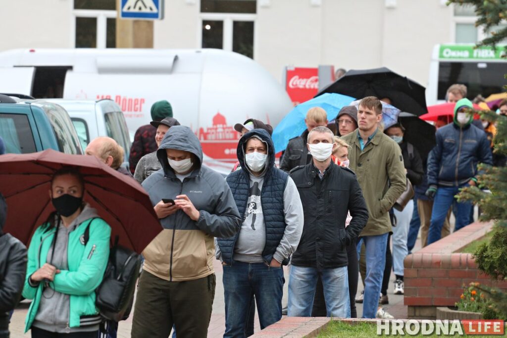 Гродненцы приходят подписаться за Тихановскую, несмотря на задержания