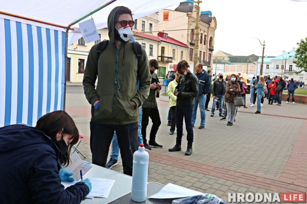 Еще одного члена инициативной группы Тихановской в Гродно задержали во время сбора подписей