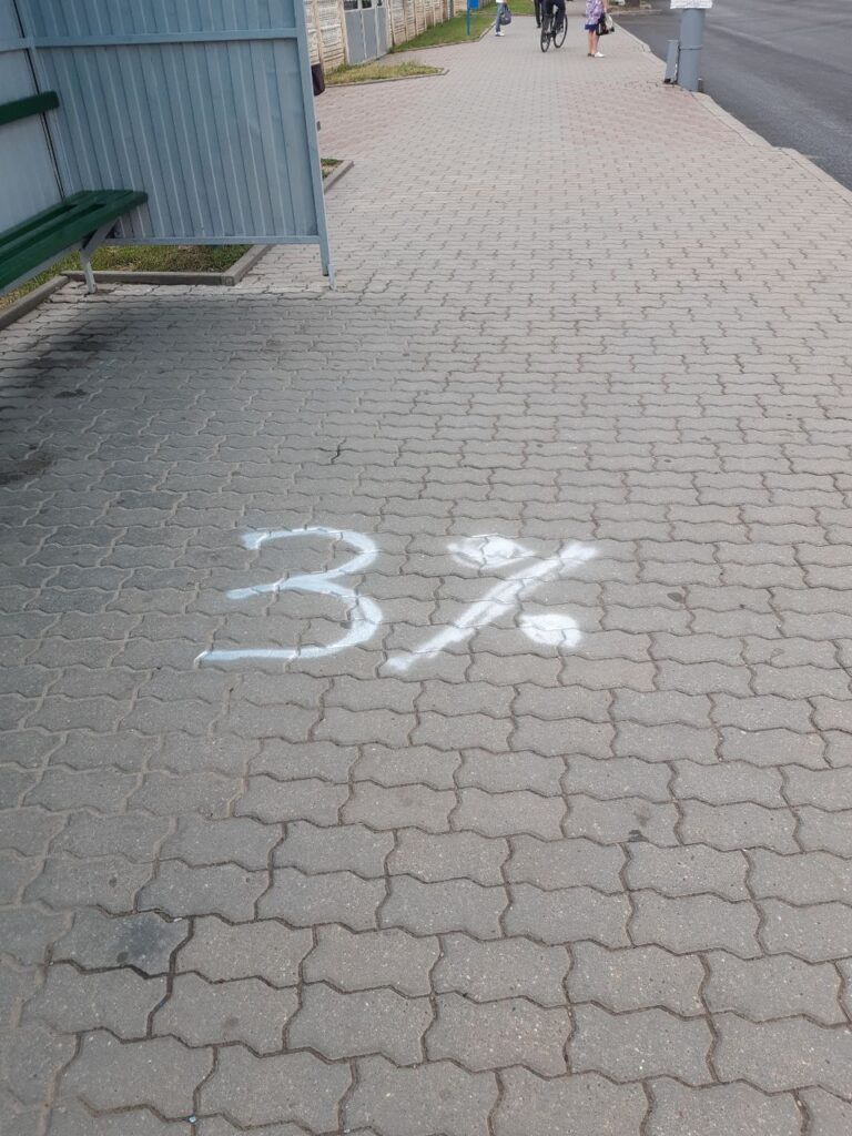 "97%". На дорогах и мосту в Гродно появились протестные надписи к президентским выборам